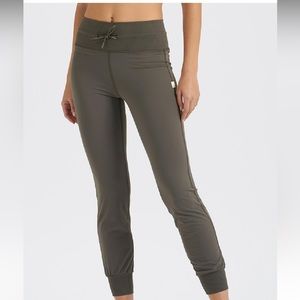 Vuori daily jogger olive